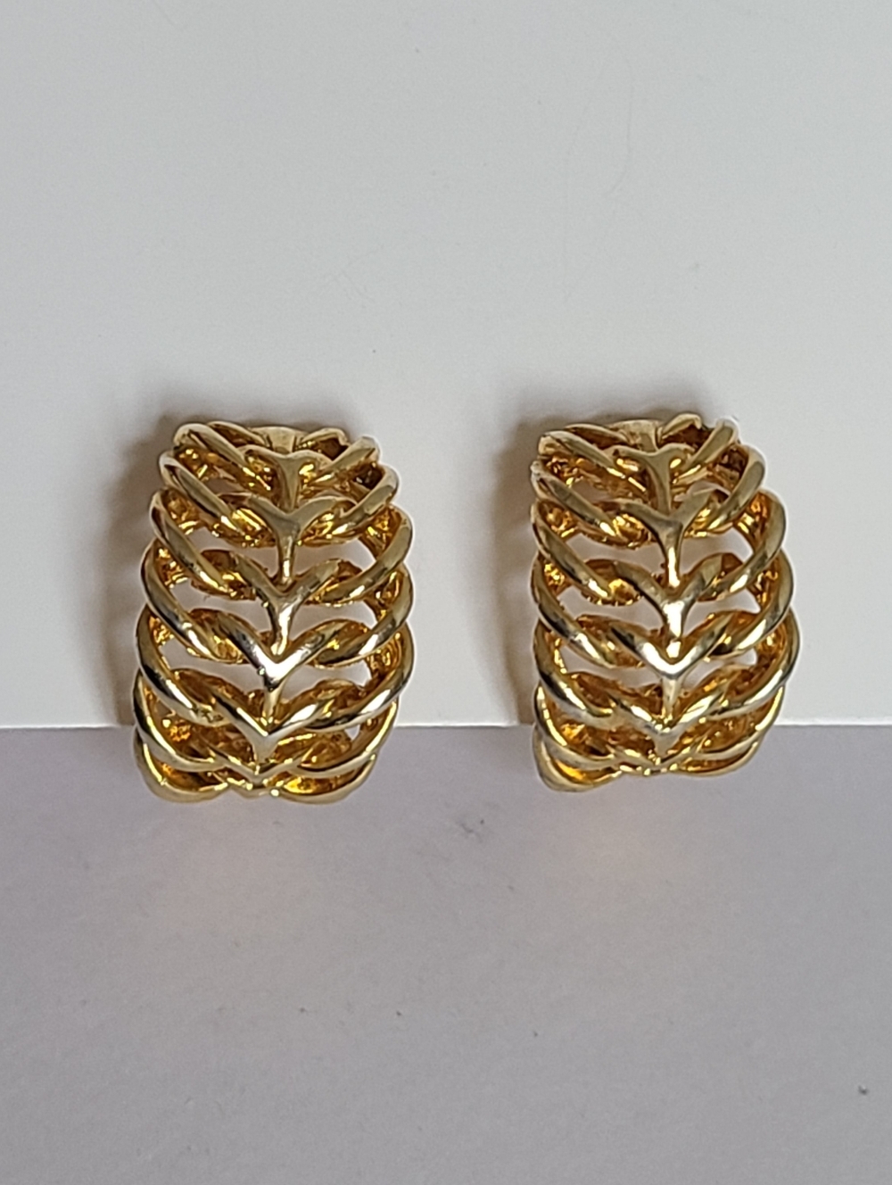 Vintage Style Gold Tone Openwork Leaf Feather Wide Half Hoop Clip On Earrings - Picture 13 of 15
